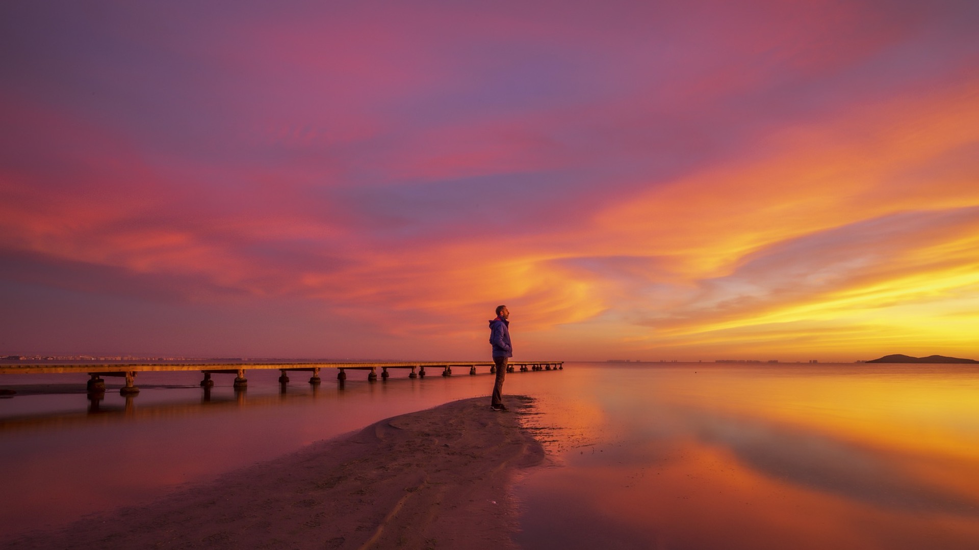 Foto Homem praia rosa e laranja